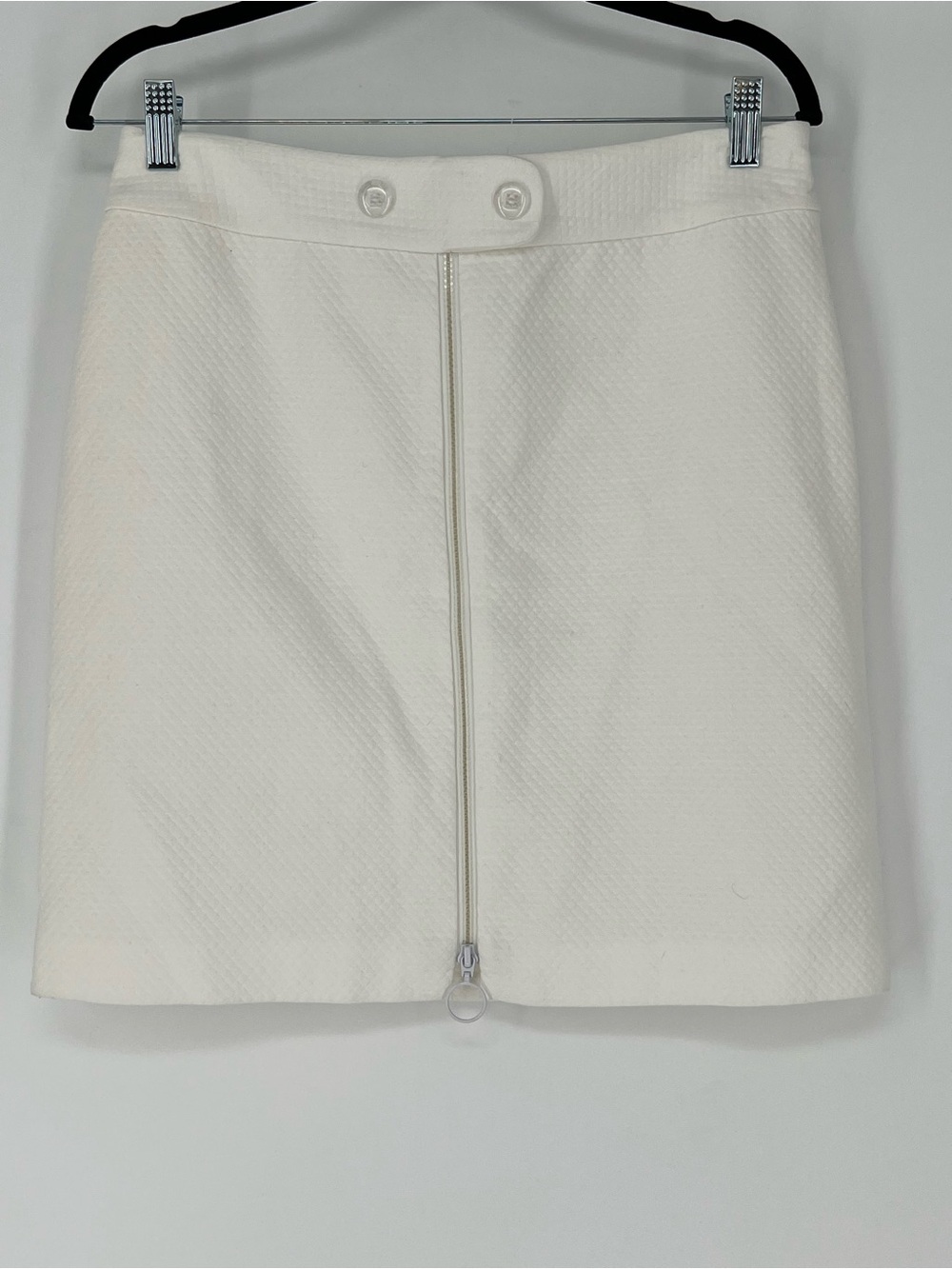 I. McLaughlin textured White Skirt with side zip and moderndecorative front zip‎